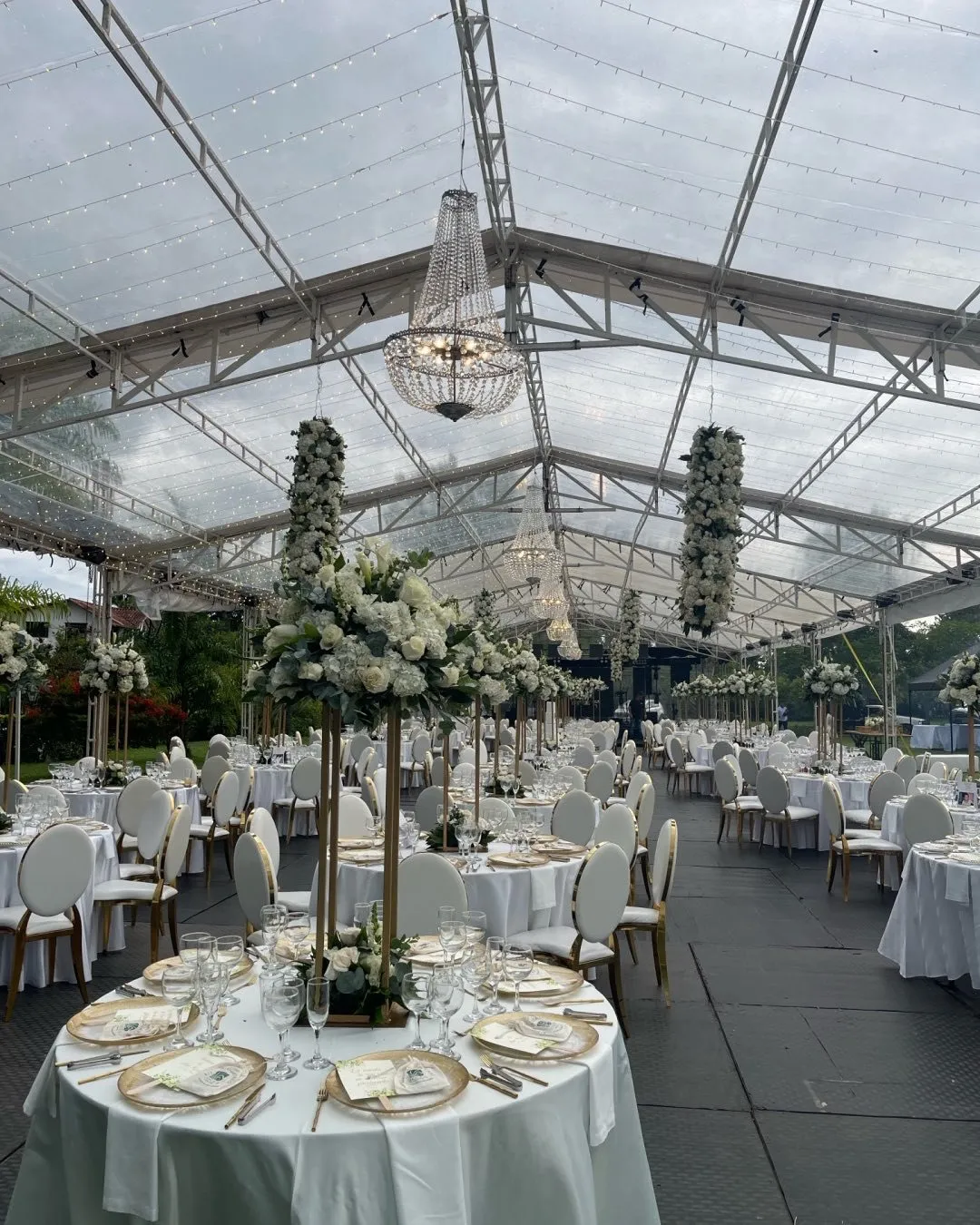 Montaje de evento con mesas decoradas