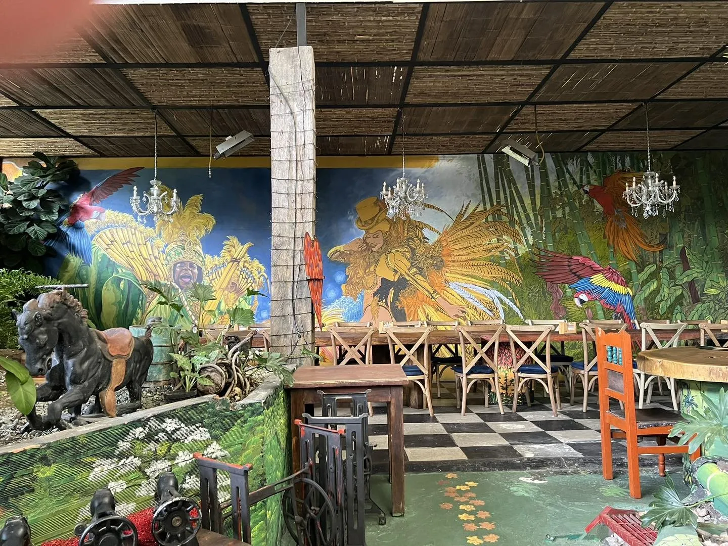 Interior de Territorio Rodizio con murales y vegetación
