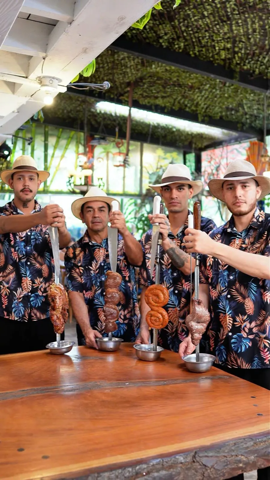 Parrilleros de Territorio Rodizio con los espetones