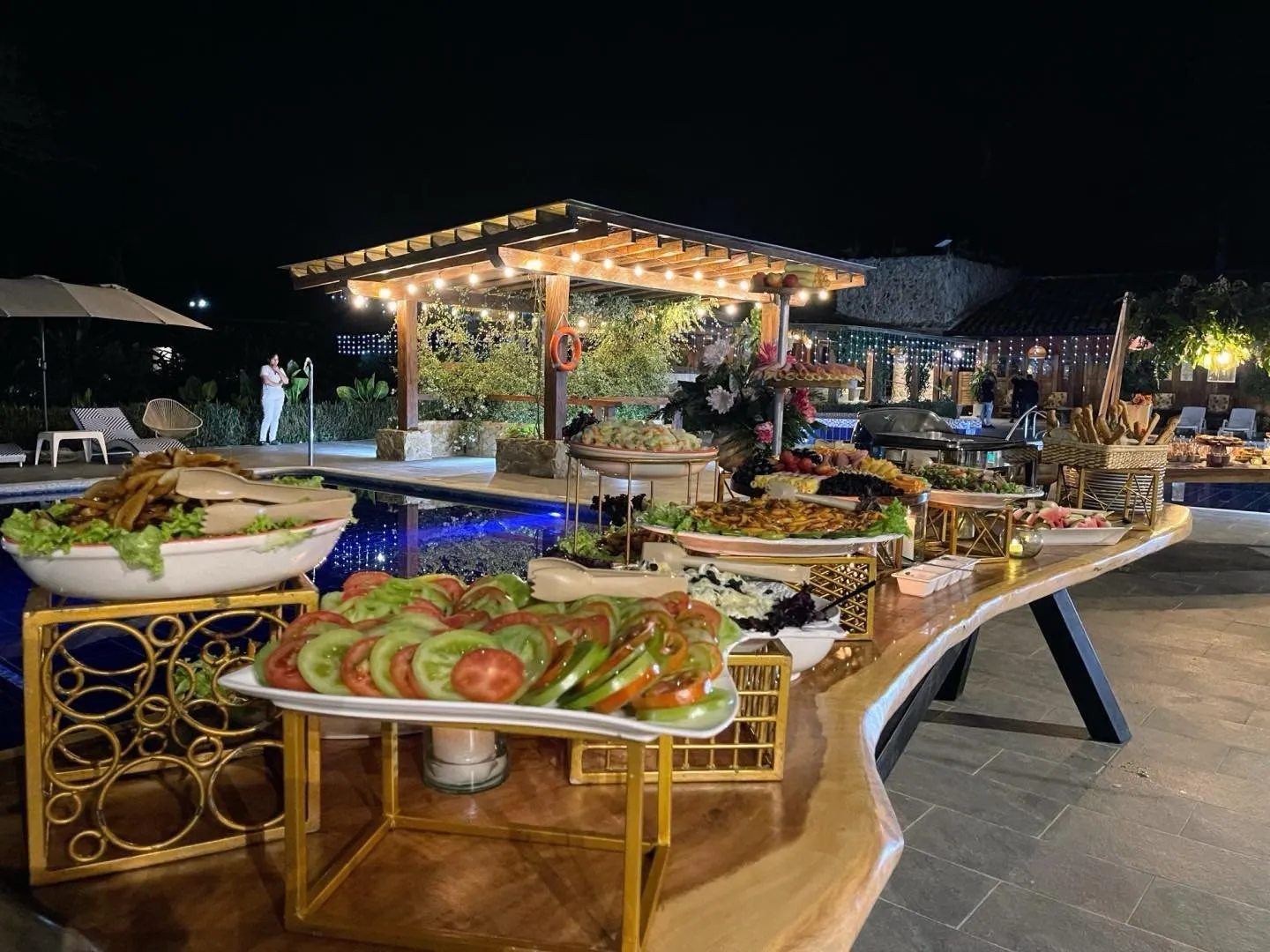 Terraza iluminada de noche